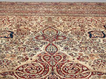 Matto an antique Kerman Laver, ca 677-688,5 x 510,5-526 cm.