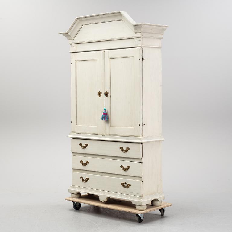 A late 18th or early 19th century cupboard.