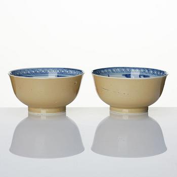 A pair of blue and white bowls. Qing dynasty, 18th century.