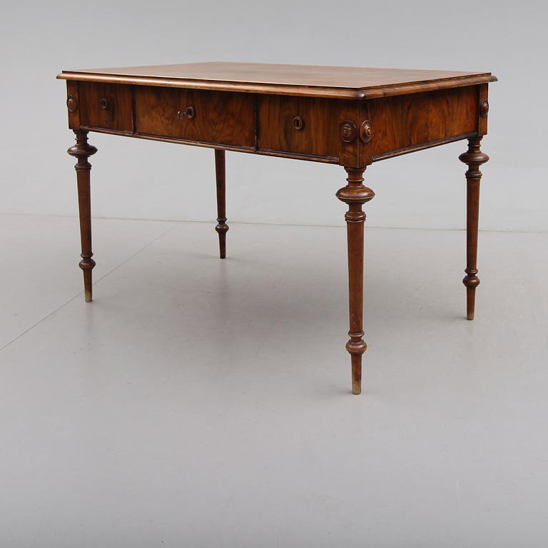 SKRIVBORD, valnöt, 1800-talets andra hälft.