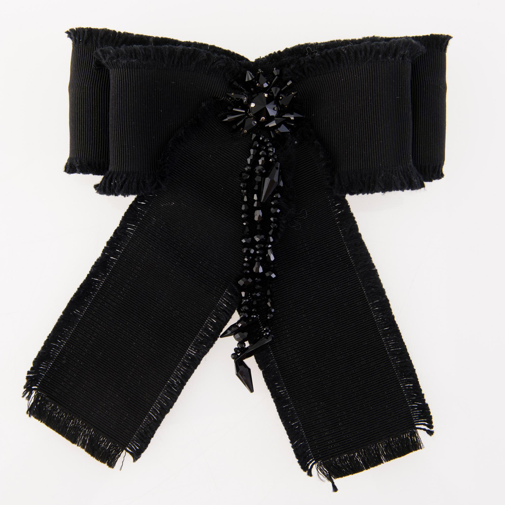 CHANEL JA GUCCI, kolme rintakorua.