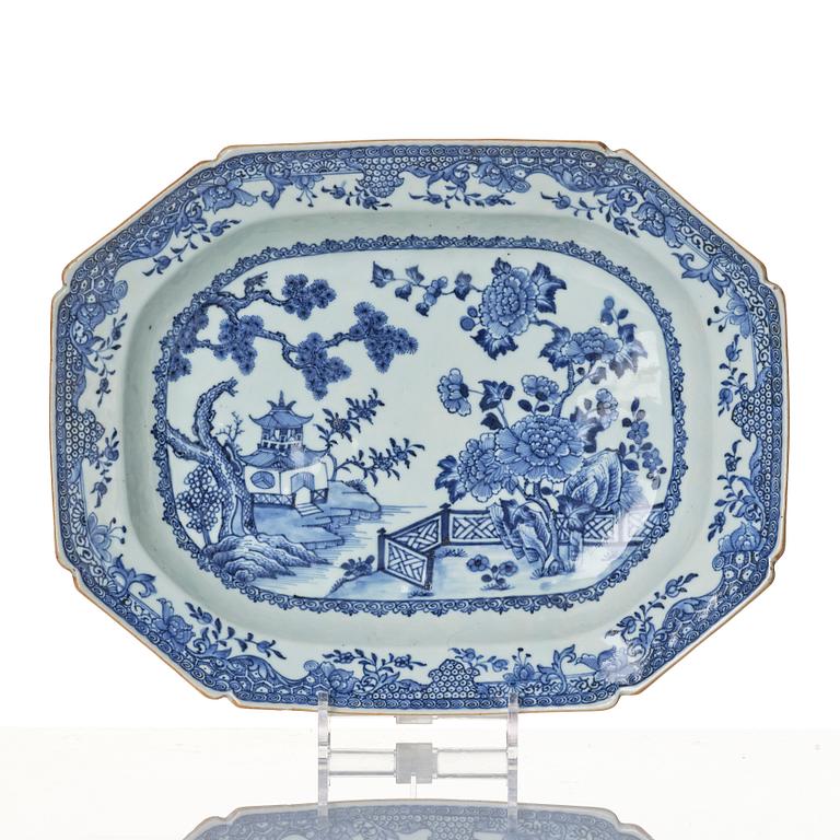 A blue and white tureen dish, Qing dynasty, Qianlong (1736-95).