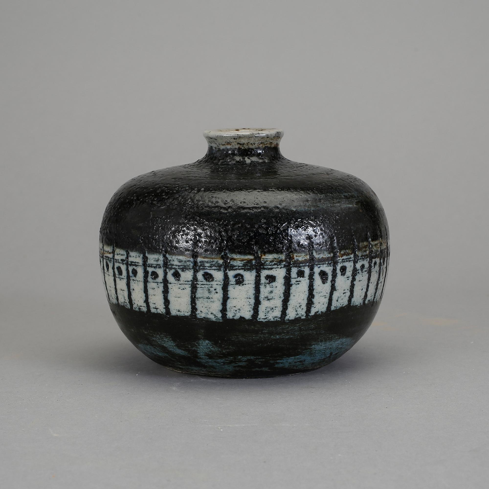 VAS, chamotterat stengods, Anders Bruno Liljefors, Gustavsberg studio 1952.