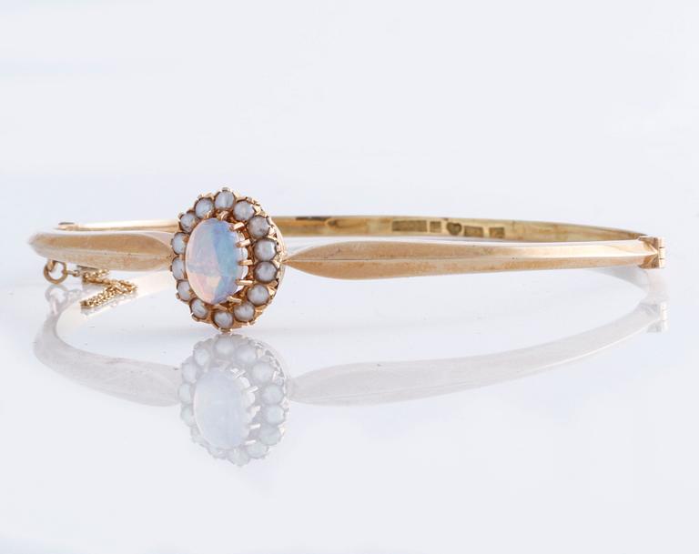 ARMRING, med opal och orientaliska pärlor, Gustav Dahlgren & Co, Malmö, 1917.