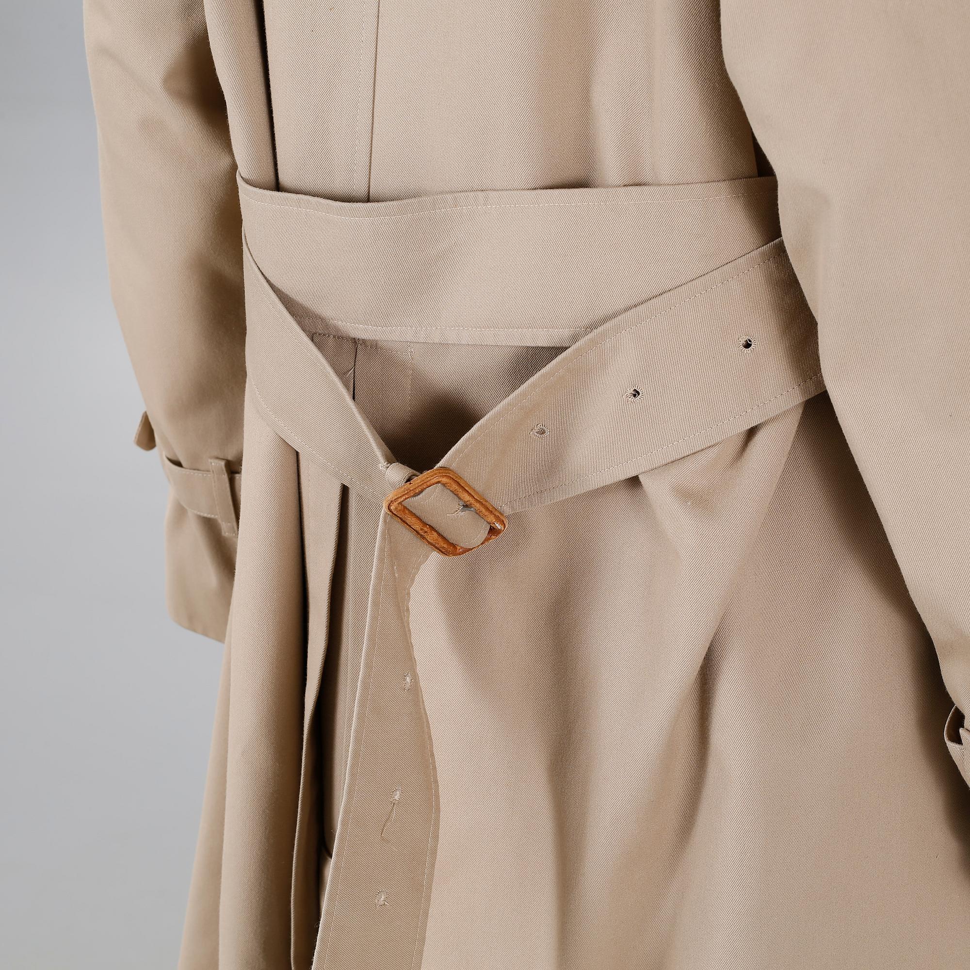 BURBERRY, trenchcoat.