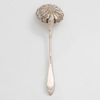 Sockerskål och sockersked, silver, Gustaviansk stil, GAB, Stockholm 1918 och Erik Linderoth, Motala 1915.