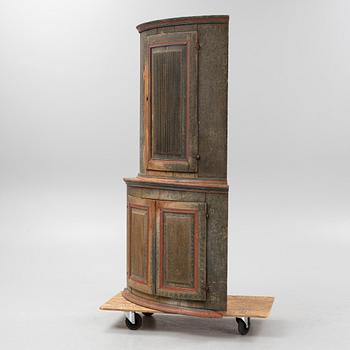 A painted corner cabinet from around the year 1800.
