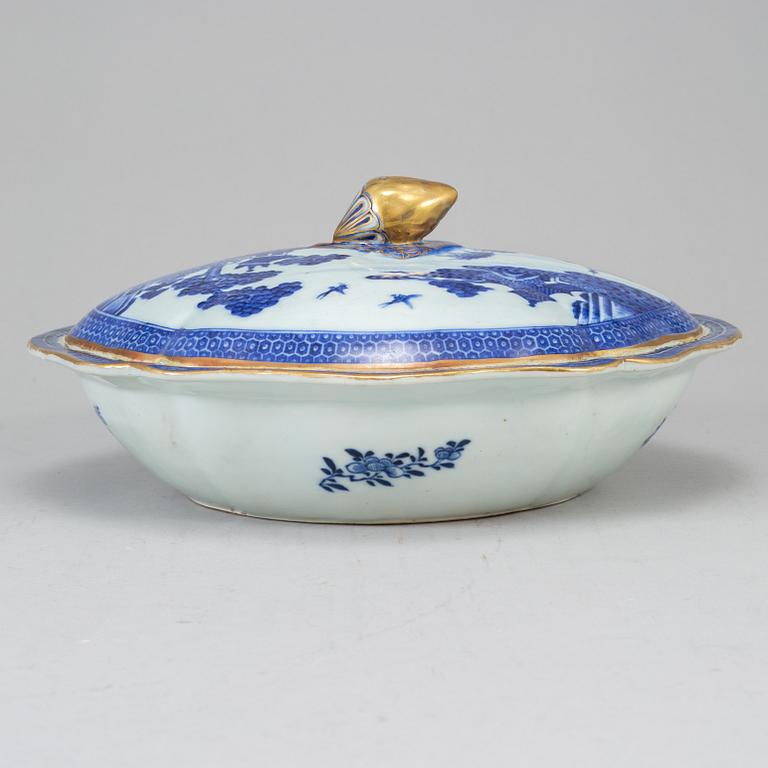 A blue and white vegetable tureen with cover, Qingdynasty, late 18th Century.