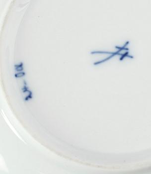 TERRIN, SKÅL PÅ FOT SAMT ASKFAT, 2 st, porslin, Meissen, 1900-talets mitt.