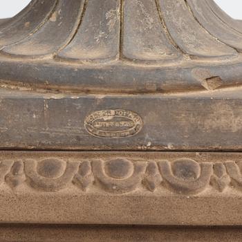 A stoneware garden urn on pedestal by av James Stiff & Sons (Lambeth, London 1834 - 1876).