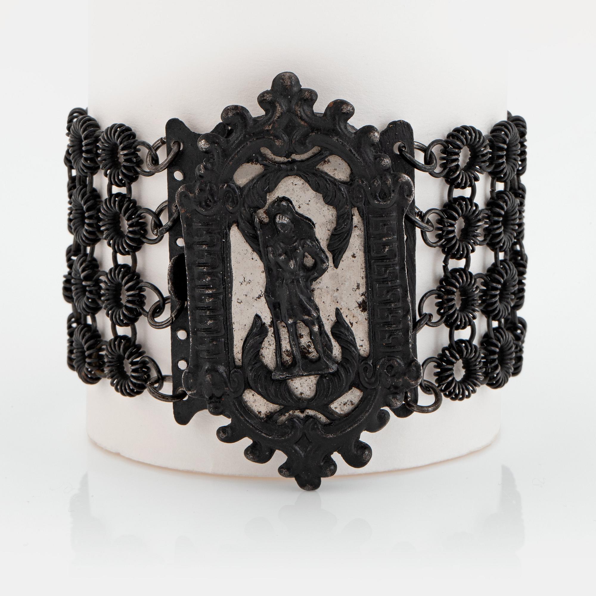 A Berlin iron and steel bracelet with a cameo. Berlin 1820-30.