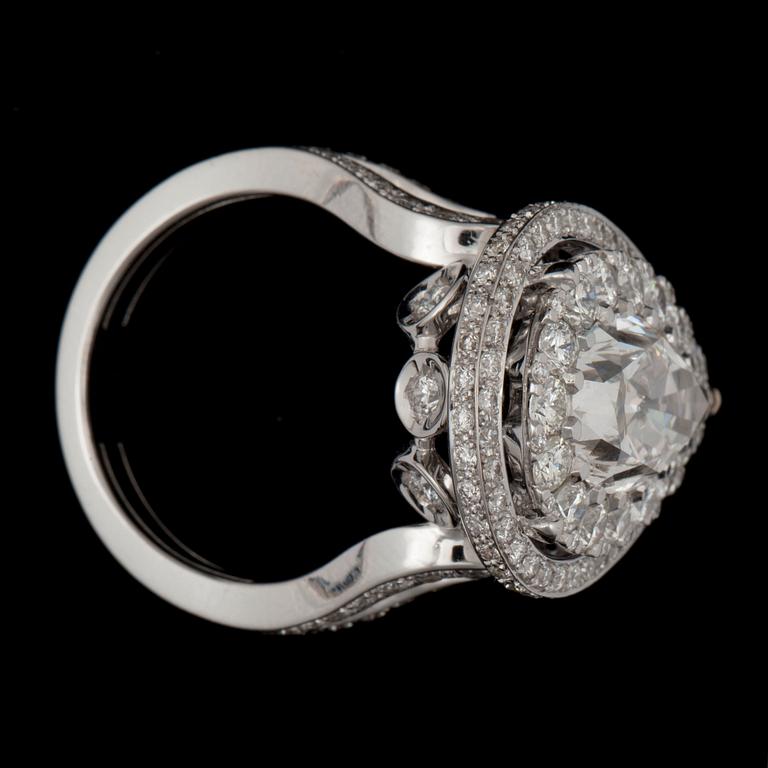 A diamond ring. Center stone 4.03 cts H/IF, surrounding stones circa 3.00 cts.