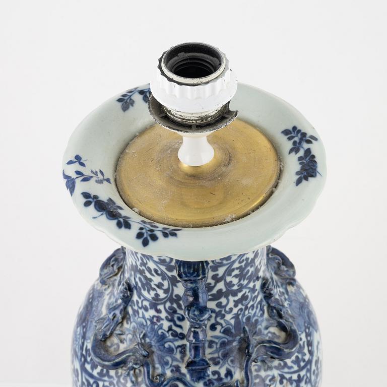 A blue and white porcelain vase/table lamp, China, around 1900.