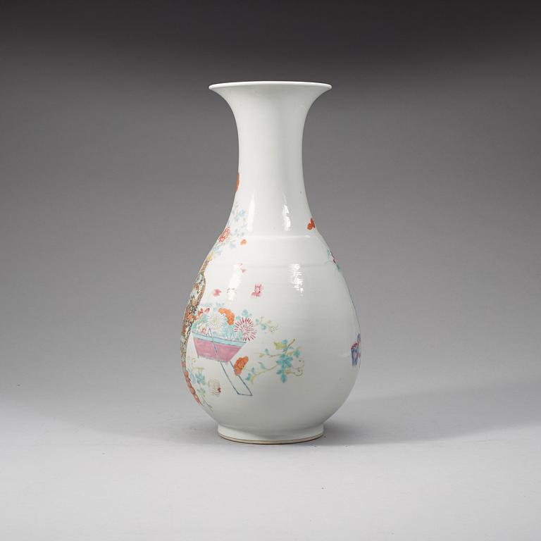 A Chinese famille rose vase, early 20th Century.