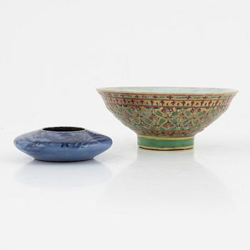 A Chinese porcelain brush washer, and a Bencharong bowl, Qing dynasty (1644-1912).