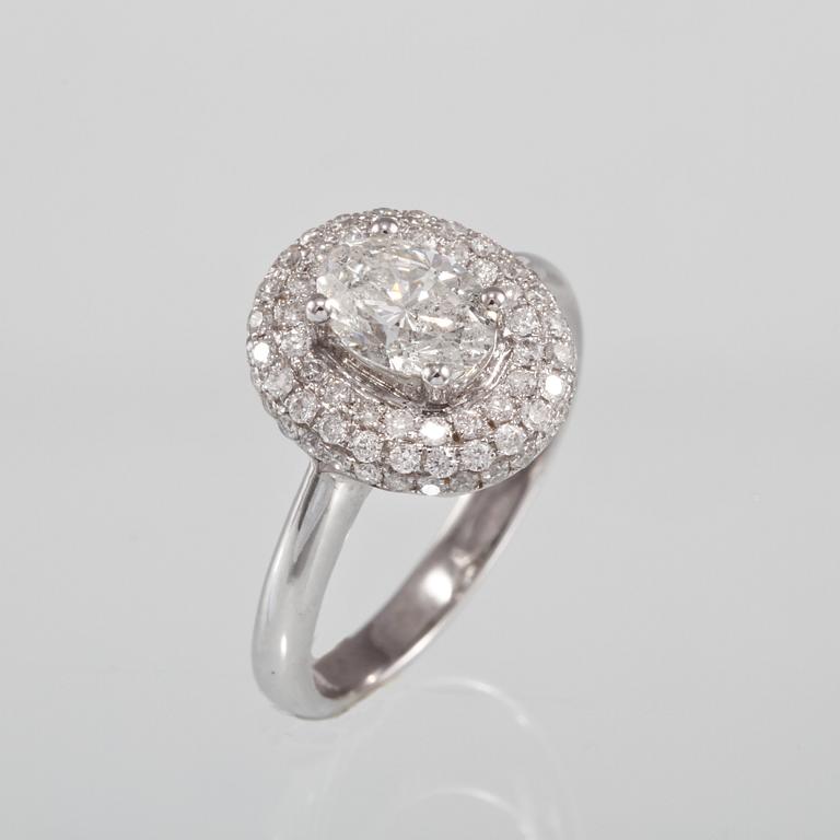 RING, 18K vitguld med briljantslipade diamanter ca 0.48 ct samt ovalslipad diamant ca 0.87 ct. Vikt 4,3 gram.