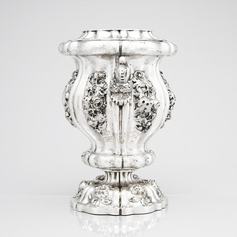 Champagnekylare, silver, Wien 1844. Mästarstämpel FT. Nyrokoko.