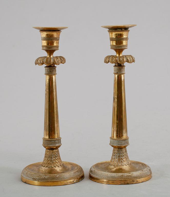 LJUSSTAKAR, 1 par, förgylld brons, senempire, 1800-talets första hälft.