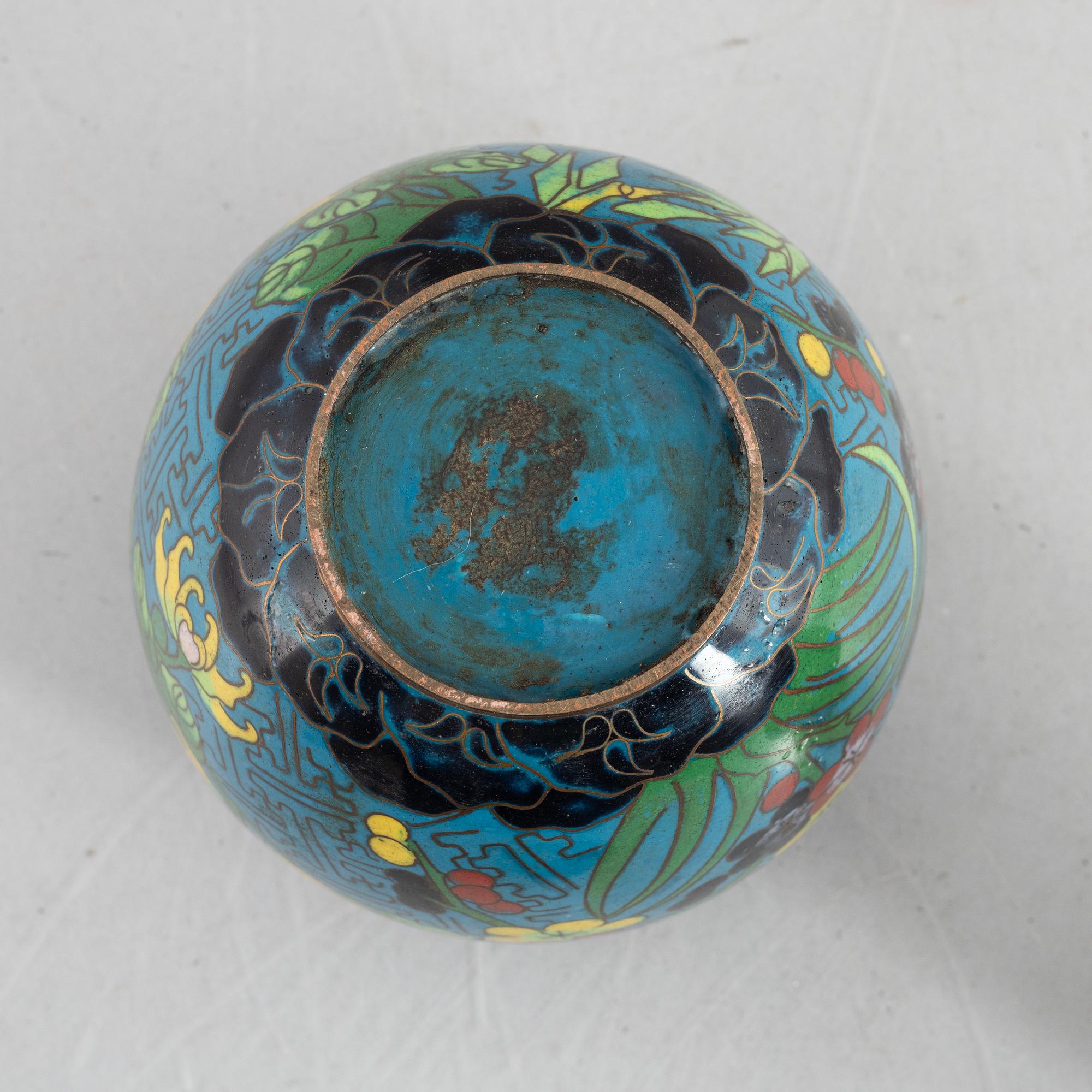 A cloisonné vase and jar with lid, China, around 1900.