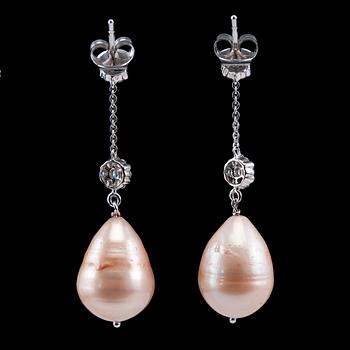 A PAIR OF EARRINGS, brilliant cut diamonds c. 0.50 ct. Drop shaped peach coloured cultivated pearls 11 mm.