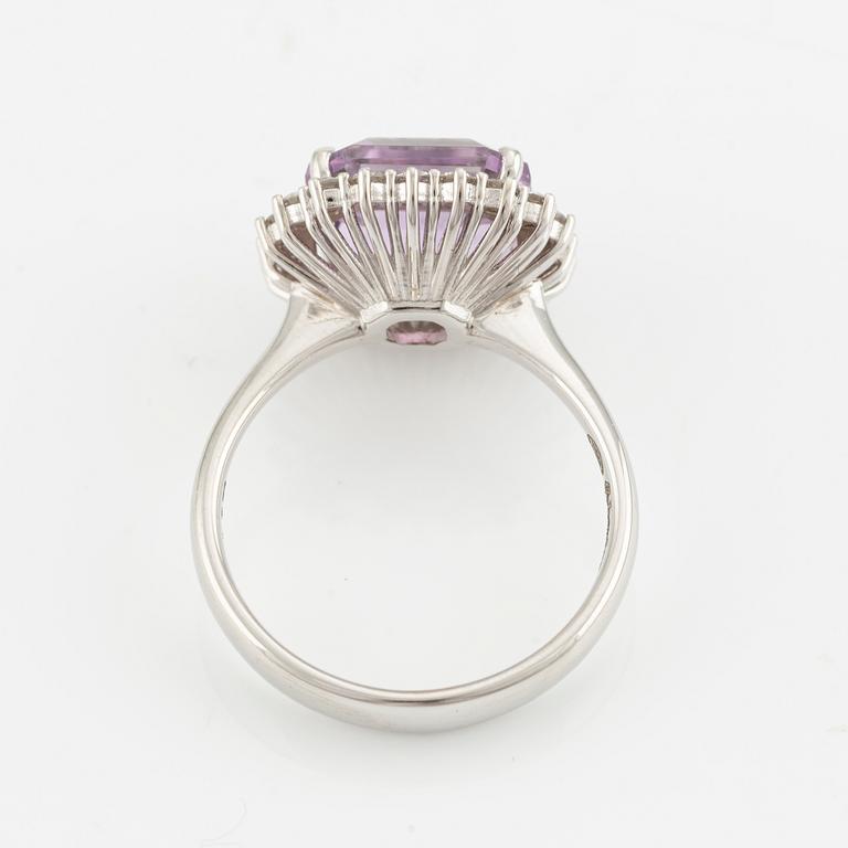 Ring in 18K gold with a faceted kunzite and round brilliant-cut diamonds.