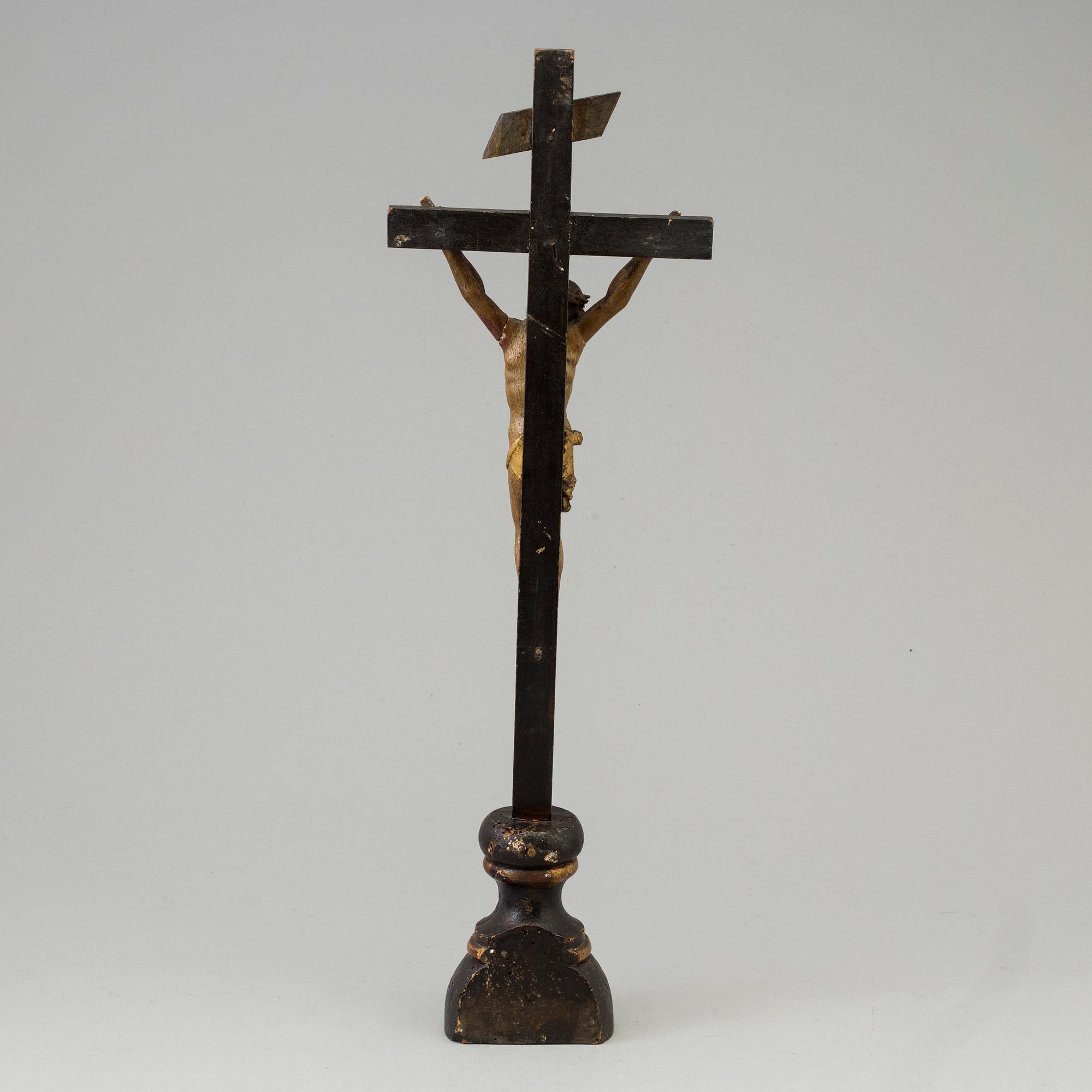 A 17TH/18TH CENTURY WOODEN CRUCIFIX.
