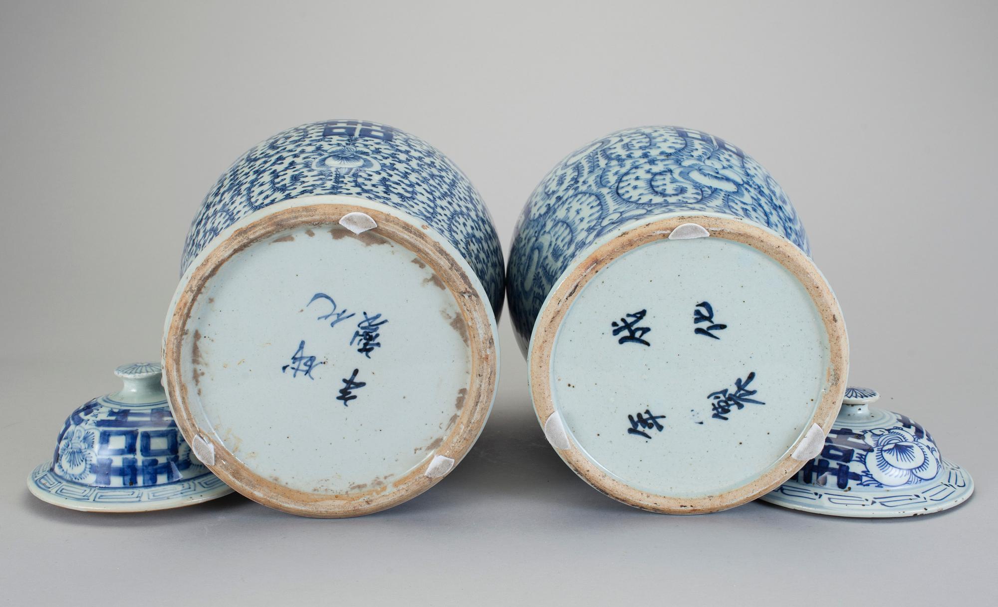 URNOR MED LOCK, 2 st snarlika, Kina omkring 1900.