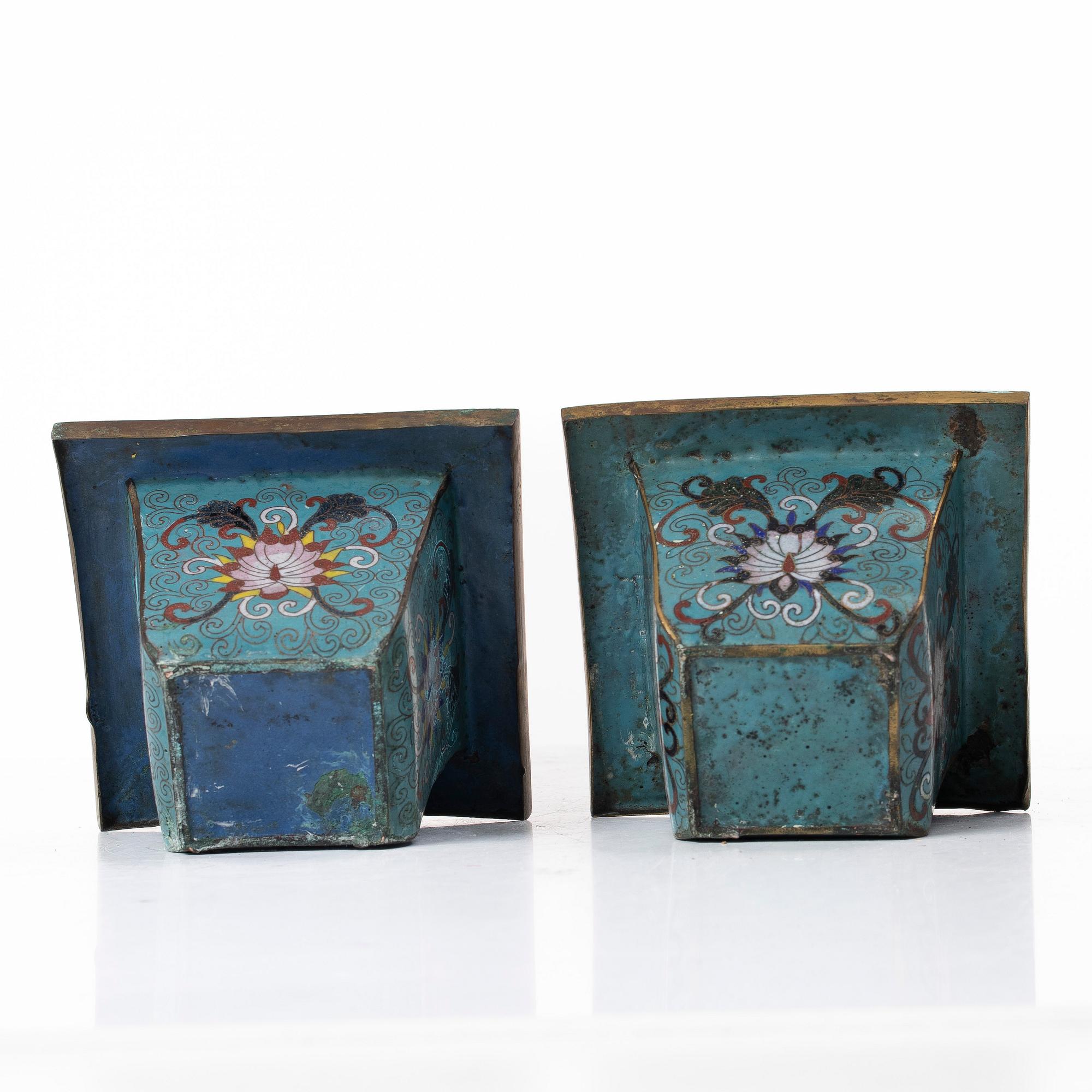 Ytterfoder, cloisonné på förgylld koppar, ett par, sen Qingdynasti / omkring 1900.