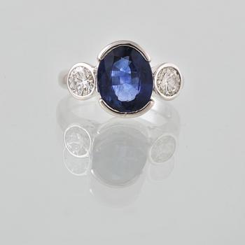 RING, 18k vitguld, med blå safir ca 2.50 ct och 2 briljantslipade diamanter, tot 0.30 ct, Alessandria, Italien, Vikt 5 g.