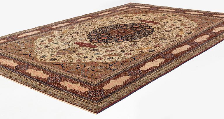An antique Benlian Tabriz carpet, signed Jabarzade, ca 466 x 323 cm.
