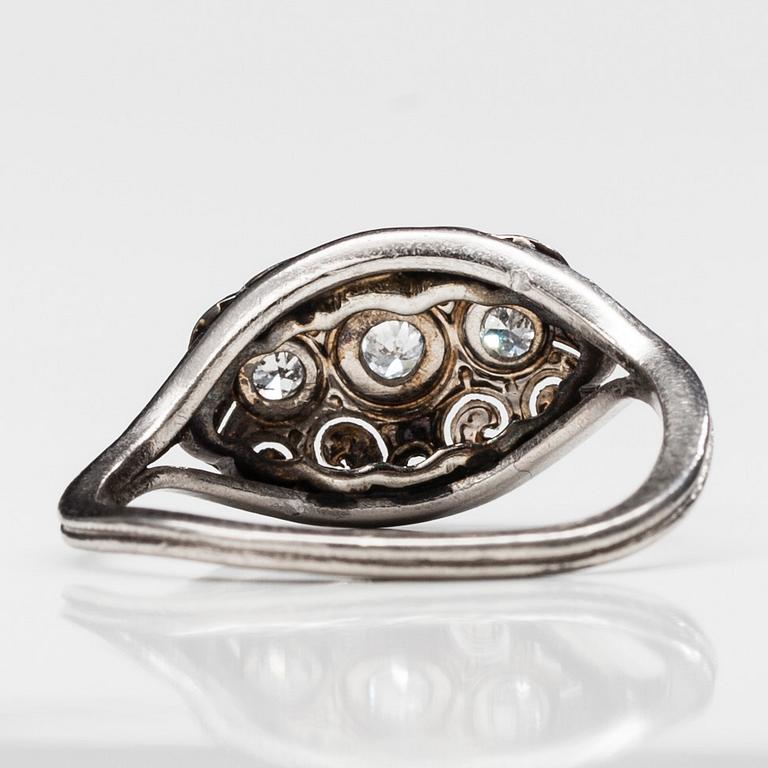 RING, platina. Briljant- och rosenslipade diamanter ca 0.15 ct. 1930 t. Vikt 2,6 g.