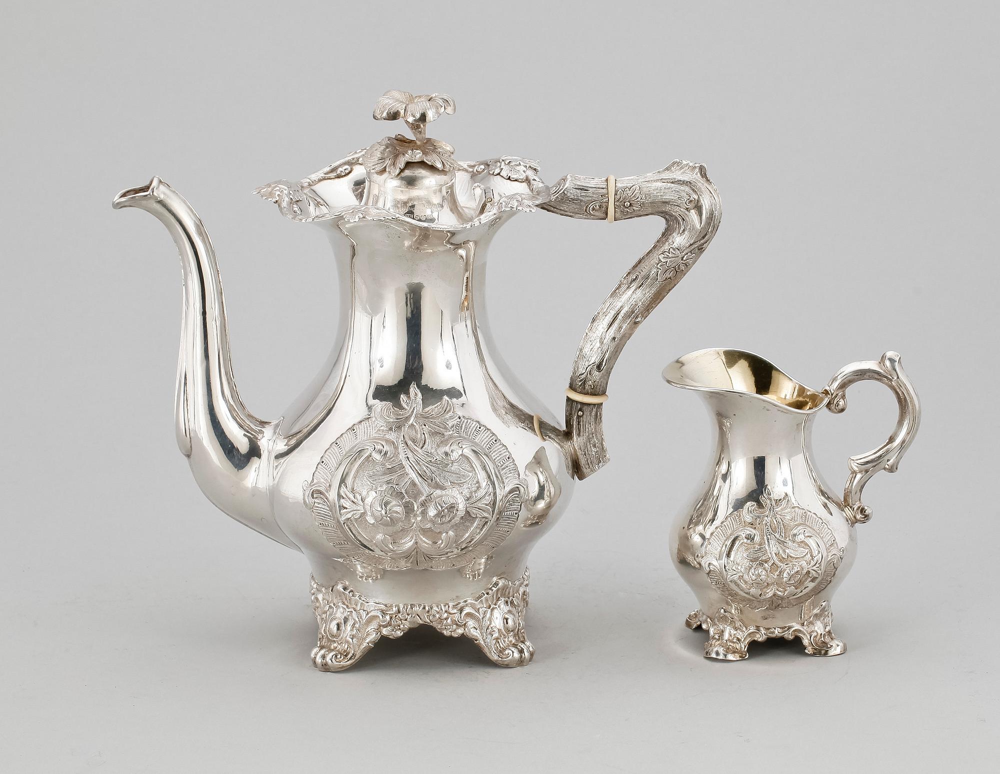 KAFFEKANNA samt GRÄDDKANNA, silver, nyrokoko, Frans Holm, Vadstena 1860-61. Totalvikt ca 820 gram.