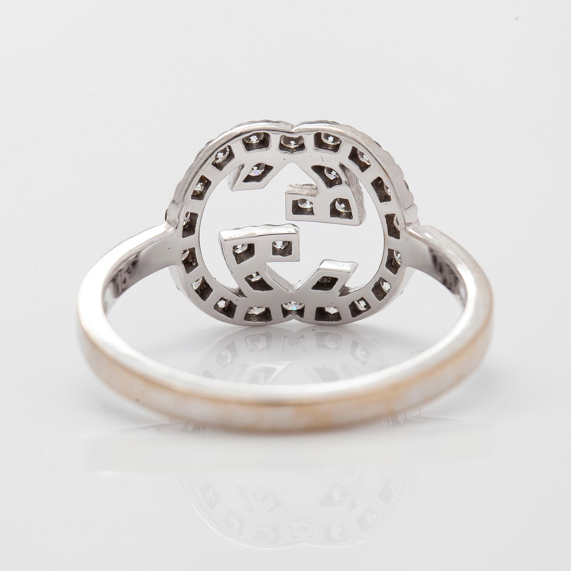 Gucci, ring, "Interlocking G", 18K vitguld och diamanter.