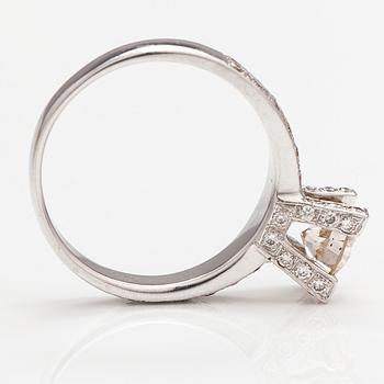 An 18K white gold ring with diamonds ca. 1.55 ct in total.