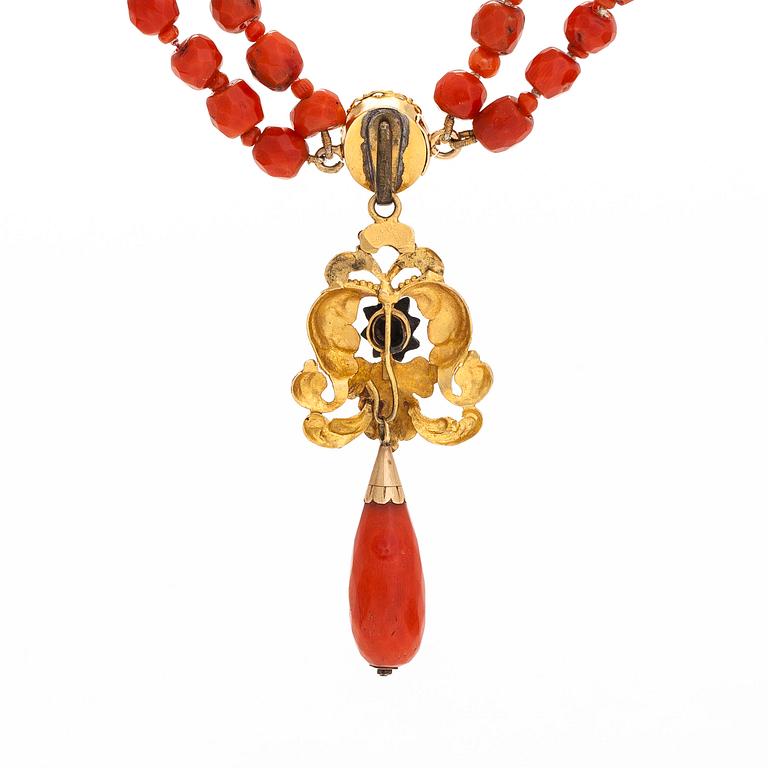 Necklace, 18K gold and coral. Probably around the turn of the century 1900.