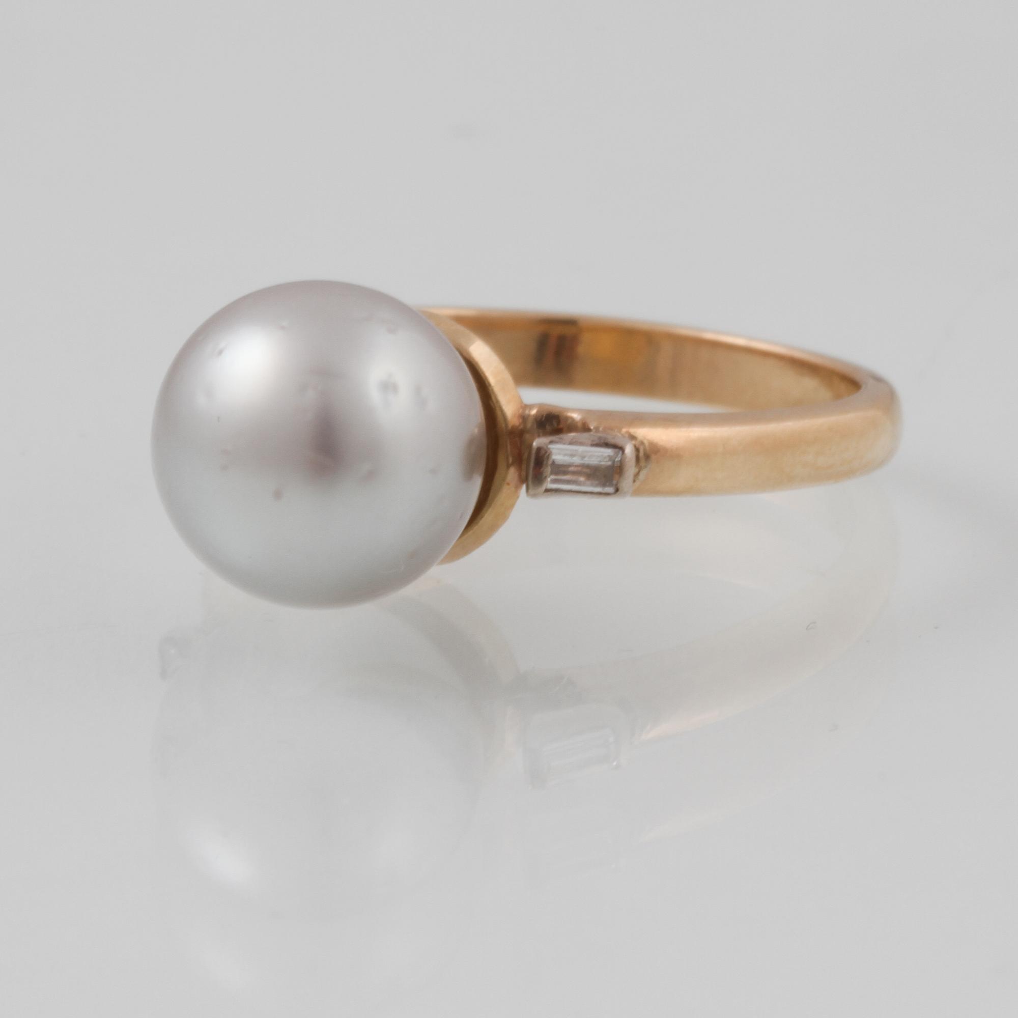 RING, 18K guld med 2 baguettslipade diamanter samt odlad pärla. Vikt 4,2 gram.