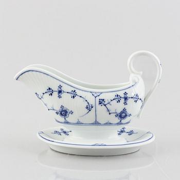 A 'Blue Fluted Plain' / 'Musselmalet' porcelain sauce boat, Royal Copenhagen, model 200, 1893-1900.