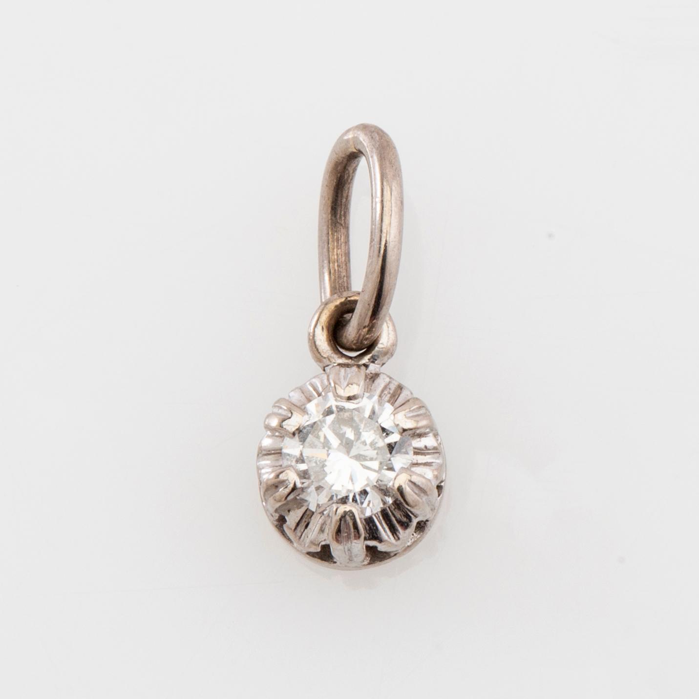 Hänge 8K vitguld med en rund briljantslipad diamant.
