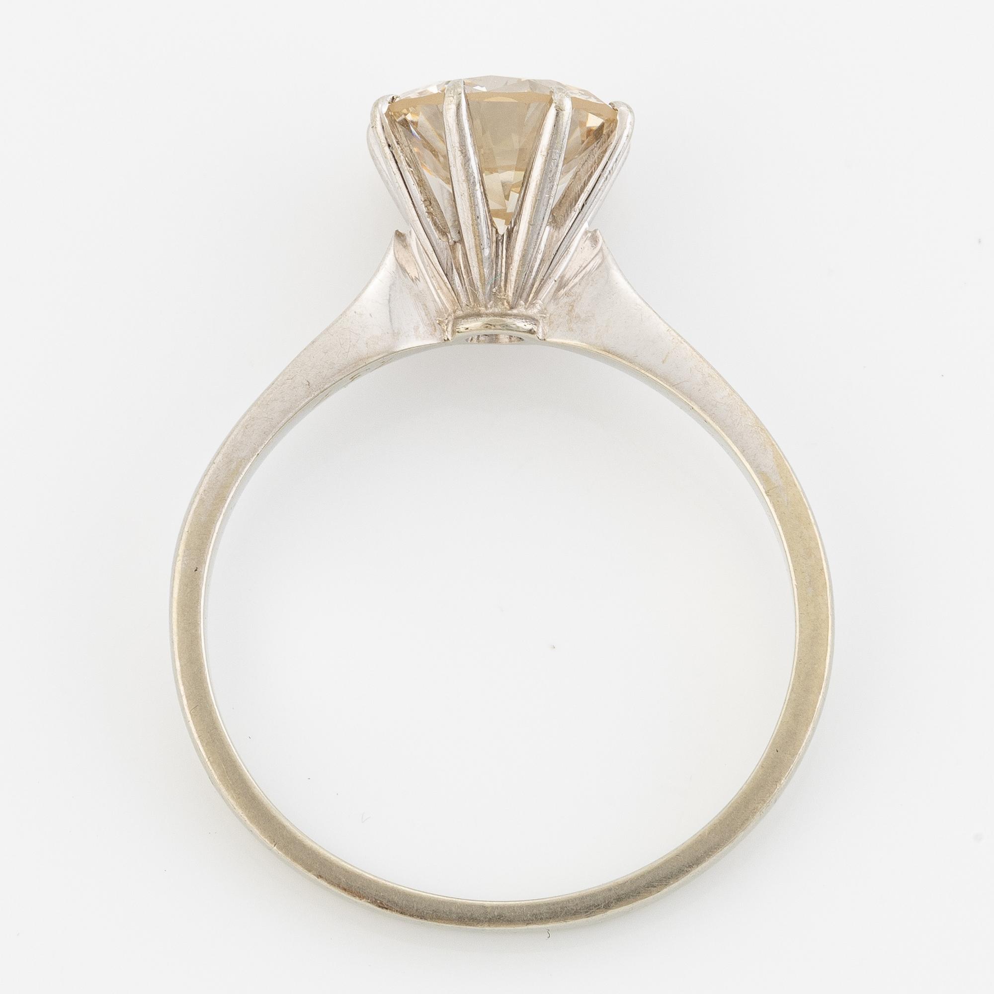 Ring, solitaire, 18K white gold with a brilliant-cut diamond 1.57 ct according to the engraving.