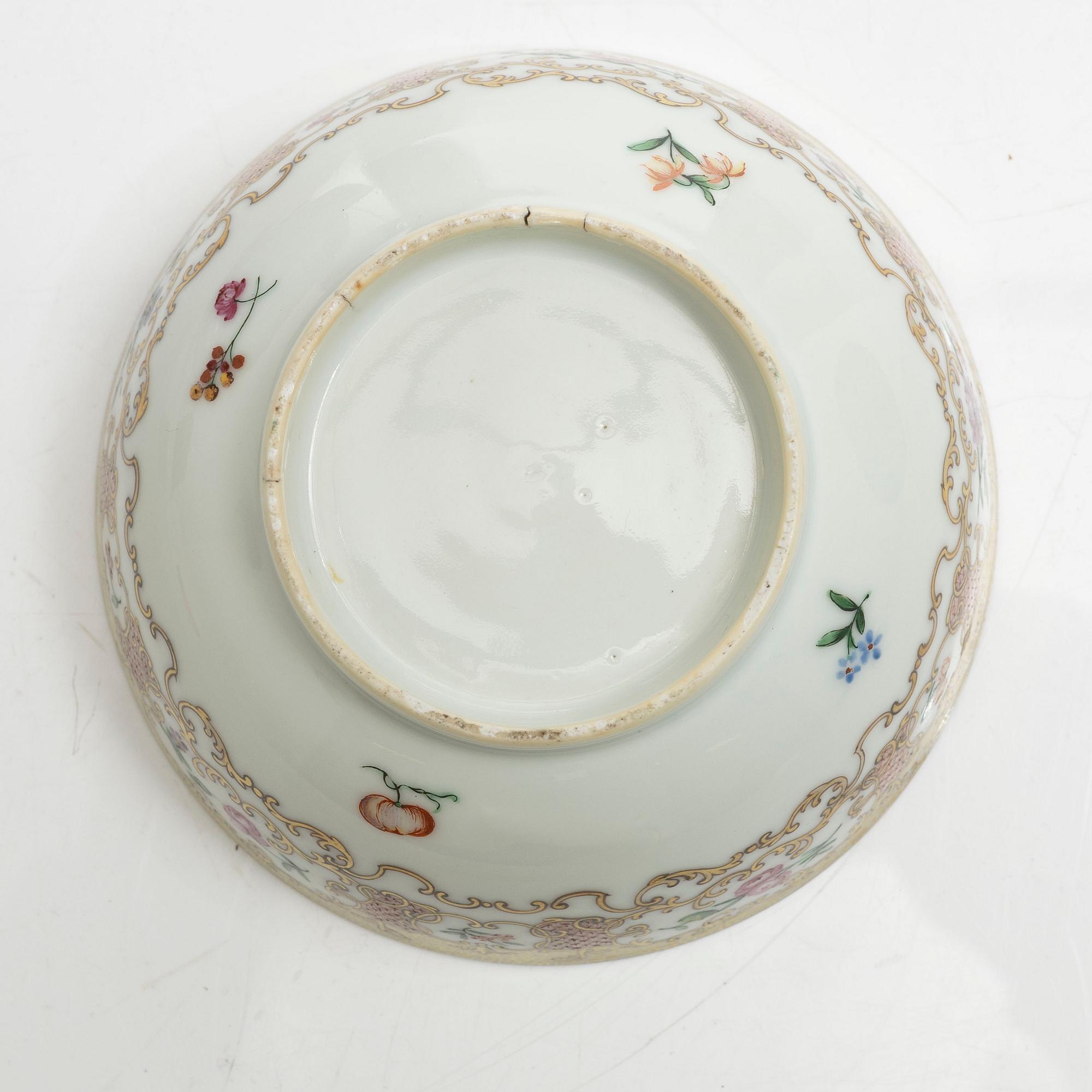 Bålskål, spilkum och bärtallrikar, ett par, porslin. Kina, Qingdynastin, 1700-tal.