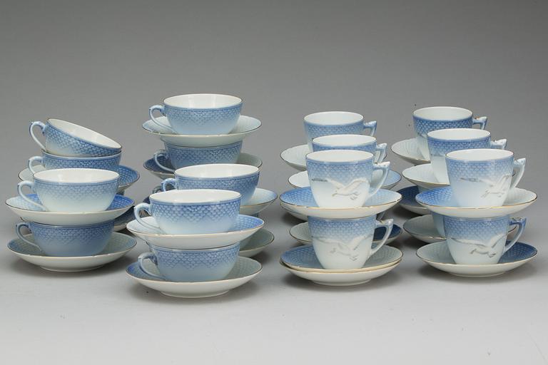 KAFFESERVIS, 50 delar, porslin, "Måsen" med guldkant, Bing & Gröndahl.