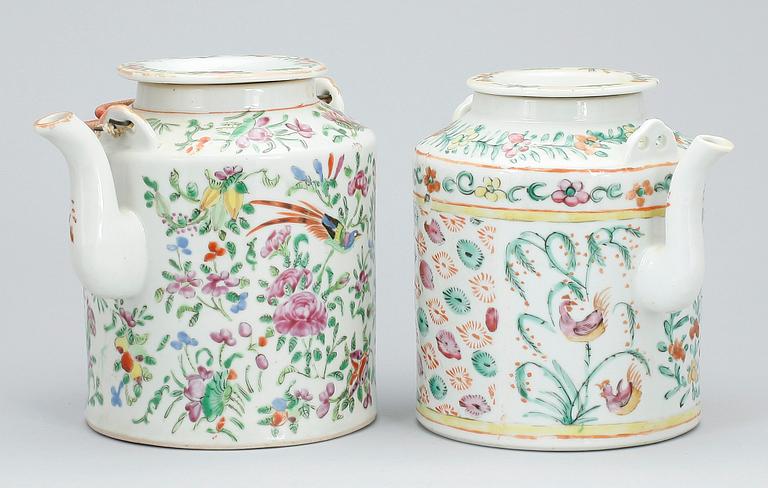 TEKANNOR, två stycken, porslin, Kina, omkring år 1900.