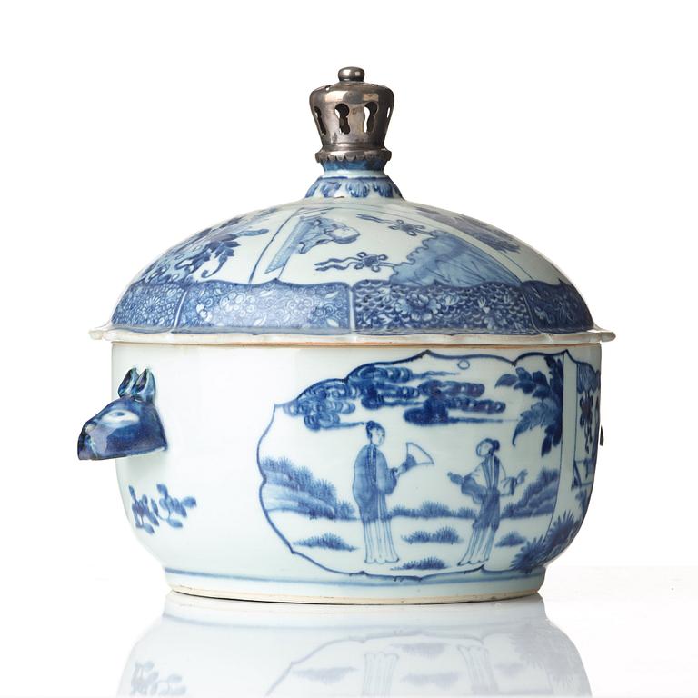 A blue and white tureen with cover, Qing dynasty, Qianlong (1736-95).