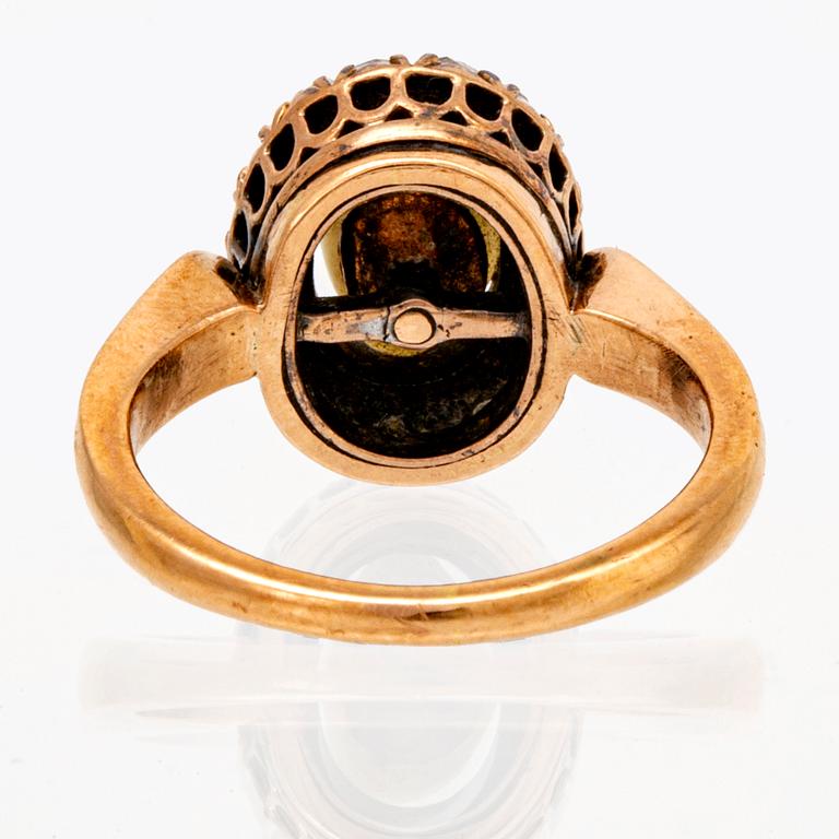 Ring 14K guld med 1 pärla ca 7 mm och rosenstenar.