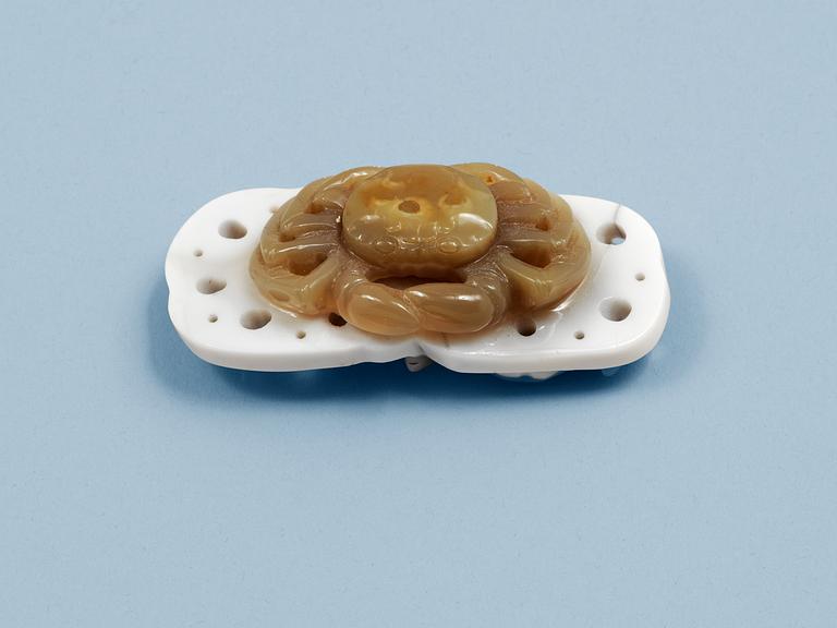 A carved agate figure of a crab, bats and a sea shell, Qing dynasty.