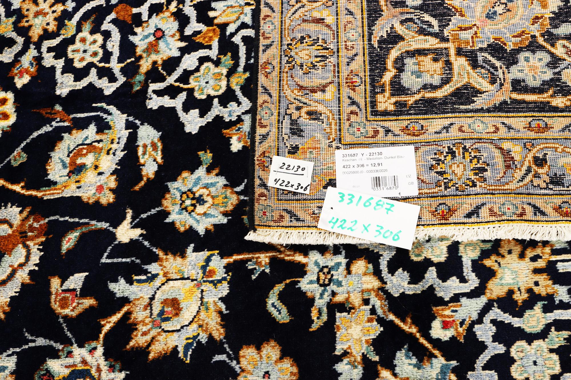 A Kashan carpet, a. 422 x 306 cm.