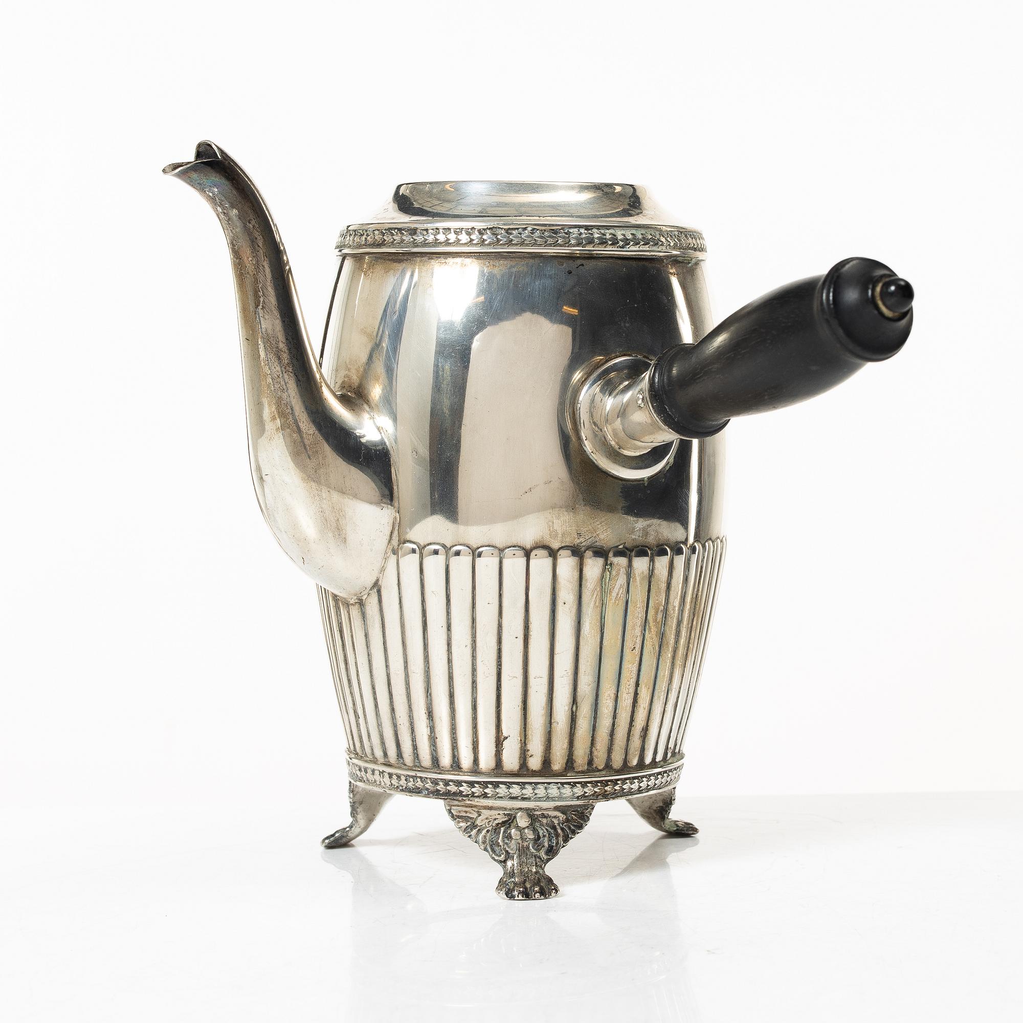 Kaffekanna, silver, sengustaviansk stil, C.G. Hallberg, Stockholm, 1917.