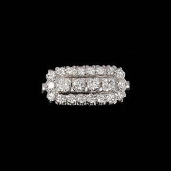 RING, 18k vitguld med briljantslipade diamanter tot ca1,03ct enl grav. Hellström & Åhrling, Stockholm, 1965. Vikt 5,9g.
