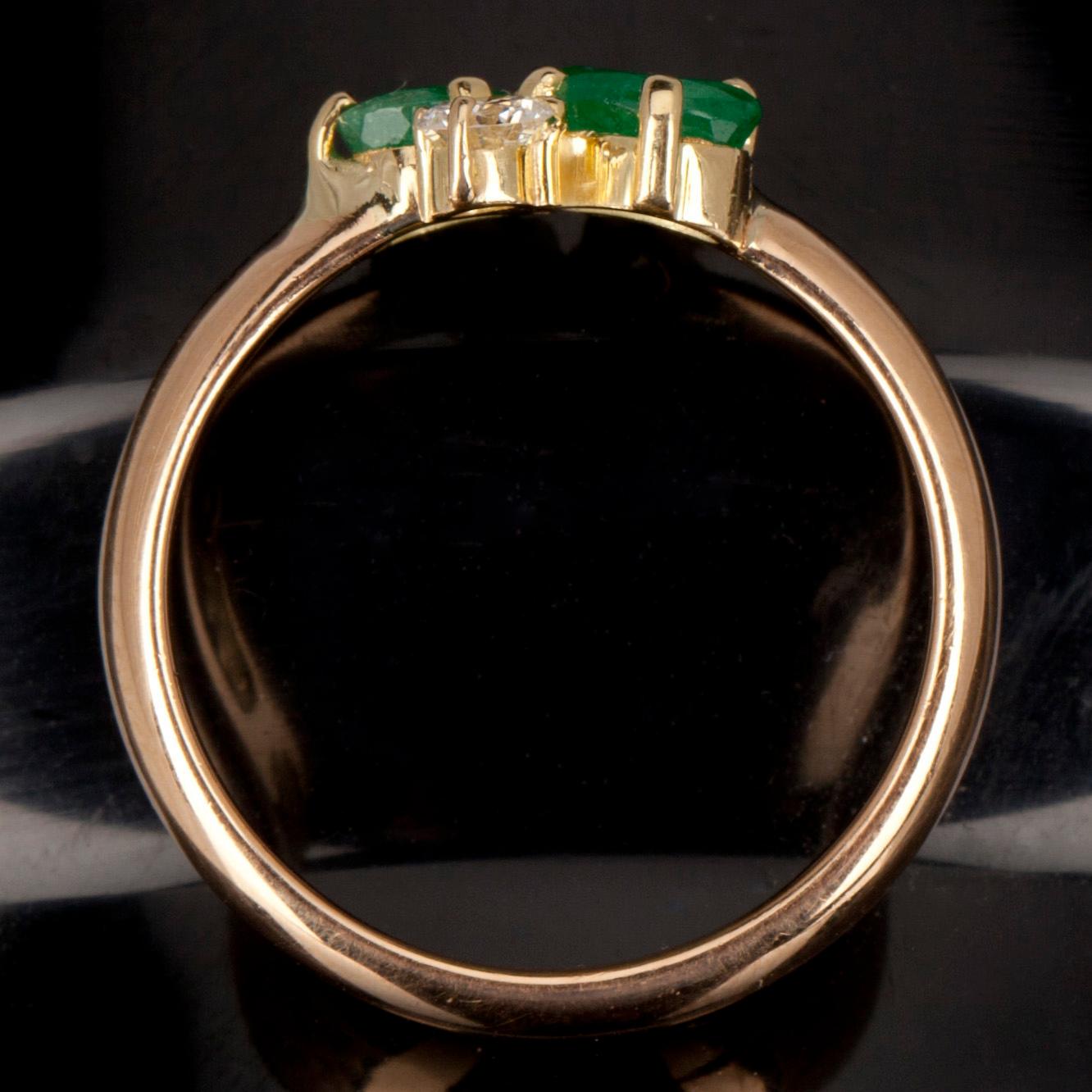 RING, guld 18K med diamanter 2 x 0,15 ct. och 2 smaragder tot. ca 0,80 ct. Finska stämplar 1927. Vikt 6 g.