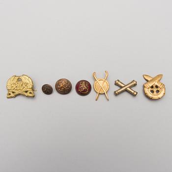 PARTI EPÅLETTER, TECKEN OCH KNAPPAR, cirka 65 st, Finland, 1900-talets första hälft/-mitt.